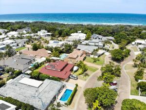 Relax At Bokarina Beach House Walk To Beach Relax By The Pool - Hotel NSW 4
