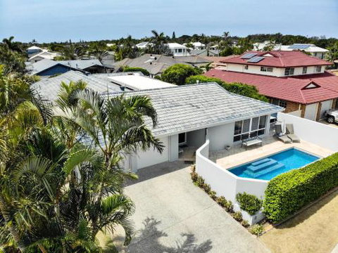 Relax At Bokarina Beach House Walk To Beach Relax By The Pool - Hotel NSW 2