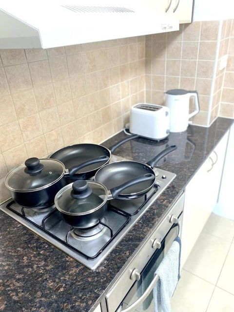 A Cozy 2B2B Apartment Near Airport & Train Station - Hotel NSW 4