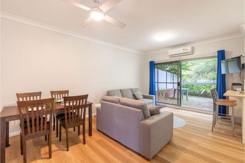 Adriana 4 Open Plan Living With Backyard - Hotel NSW 3