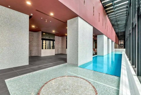 A Chic 2BR Apt Near Melbourne CBD W FREE Parking - Hotel NSW 2