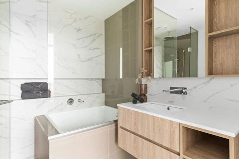 A Chic 2BR Apt With Panoramic Views FREE Parking - Hotel NSW 4