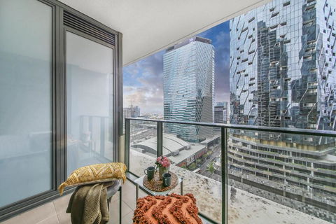 A Chic 2BR Home Near Southern Cross City Views - Hotel NSW 4