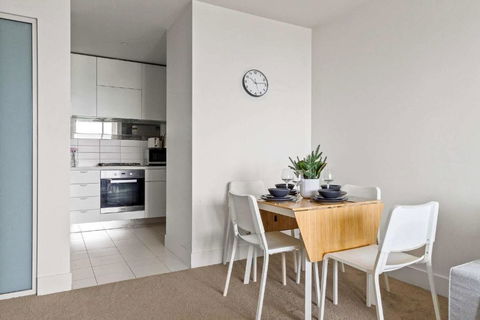 A Modern & Cozy 2BR Apartment With City Views - Hotel NSW 3
