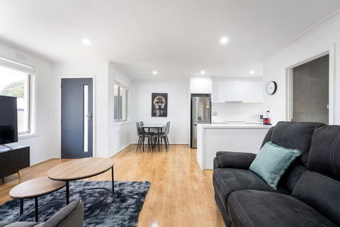 A Private Hideaway With Large Backyard And CarParks - Hotel NSW 3