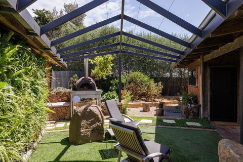 A Stylish And Unique Retreat At Surf Beach - Hotel NSW 0