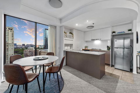 A Touch Of Class - 2Bed-2Bath-1Car-Balcony-Views - CBD - Hotel NSW 3