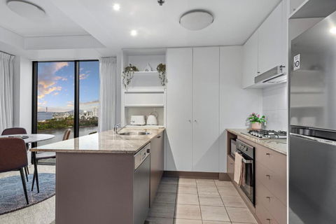 A Touch Of Class - 2Bed-2Bath-1Car-Balcony-Views - CBD - Hotel NSW 4