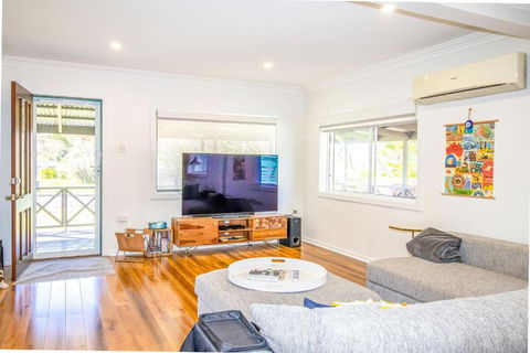 A Wave From It All - Hotel NSW 4