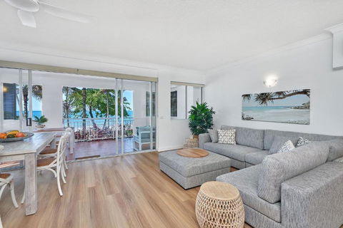 Absolute Beachfront 2 Bedroom Apartment Alassio Palm Cove - Hotel NSW 2