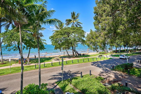 Absolute Beachfront 2 Bedroom Apartment Alassio Palm Cove - Hotel NSW 0
