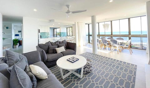 Absolute Beachfront Bliss On Kings Beach - Hotel NSW 2