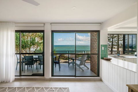 Absolute Beachfront Bliss On Kings Beach - Hotel NSW 4