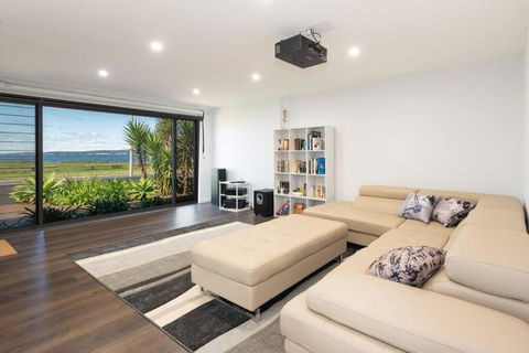 Absolute Waterfront, Amazing Views, Maloneys Beach - Hotel NSW 2