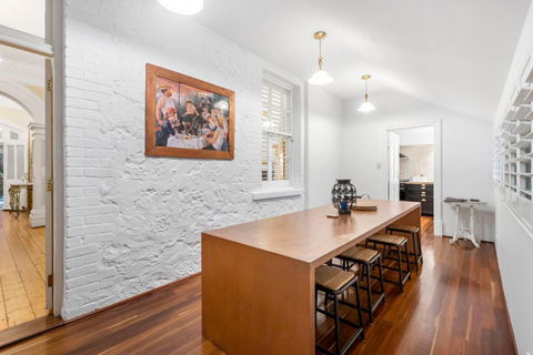 Accommodation In Fremantle - Hotel NSW 4