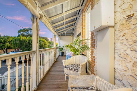 Accommodation In Fremantle - Hotel NSW 3
