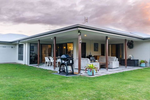 Agnes Retreat - 4 BR - 2 Min Walk To Beach - Hotel NSW 1