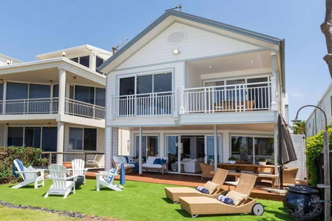 Absolute Beachfront Family Size Home - Hotel NSW 1