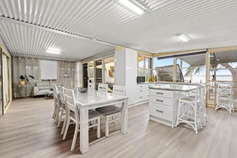 Absolute Waterfront Hidden Gem Toukley - Hotel NSW 2