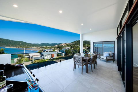 Airlie Bay View - Hotel NSW 1
