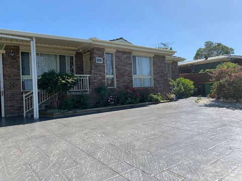 All In 3 Bedrooms,Fairfield West - Hotel NSW 2