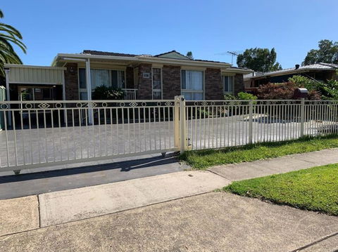 All In 3 Bedrooms,Fairfield West - Hotel NSW 3
