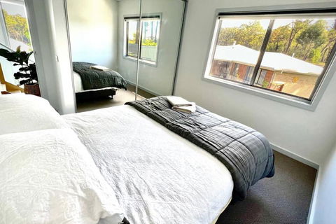 Allawah - 5 Bedroom Luxury Home With A Pool - Hotel NSW 3