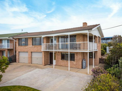 Allawah Beach House - 29 Dalmeny Drive, Kianga - Hotel NSW 1