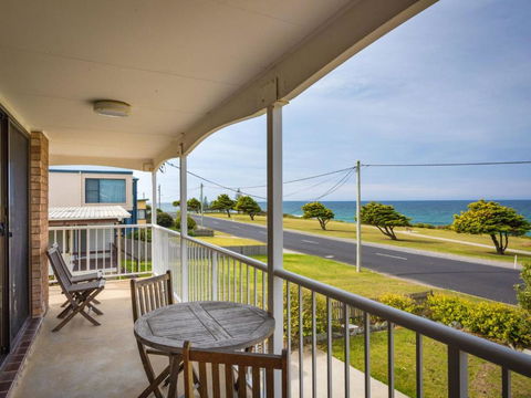 Allawah Beach House - 29 Dalmeny Drive, Kianga - Hotel NSW 2