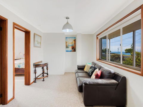 Allawah Beach House - 29 Dalmeny Drive, Kianga - Hotel NSW 4