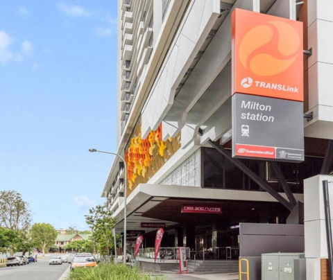 Amazing 2BR Delicate Apt, 1min To Train Station - Hotel NSW 1