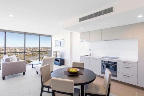 Amazing 2BR Delicate Apt, 1min To Train Station - Hotel NSW 4