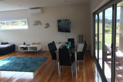 Amazing Ansons Bay Absolute Waterfront Beach House - Hotel NSW 3