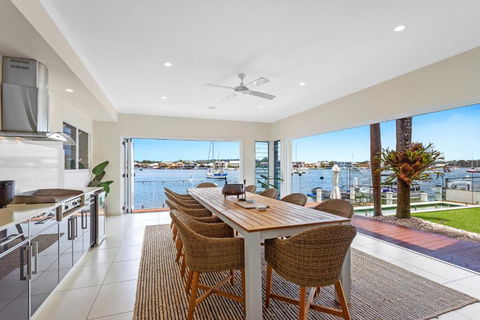 Amazing Canal House With Private Jetty, Gym & Pool - Hotel NSW 2