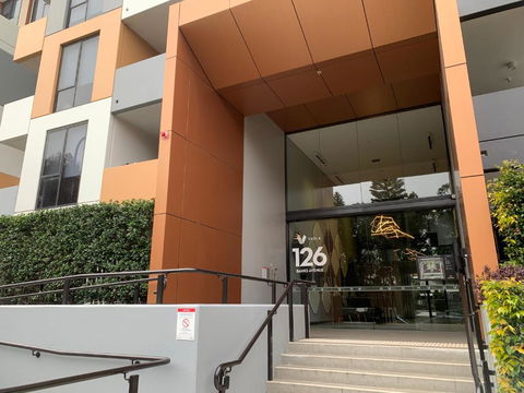Amazing 1 Bedroom Apt With Large Living & Extra Sleeping Space -up To 5 Ppl Plus Gym Jacuzzi Spa Pool Sauna And Garden With BBQ - Hotel NSW 3