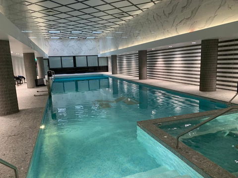 Amazing 1 Bedroom Apt With Large Living & Extra Sleeping Space -up To 5 Ppl Plus Gym Jacuzzi Spa Pool Sauna And Garden With BBQ - Hotel NSW 2