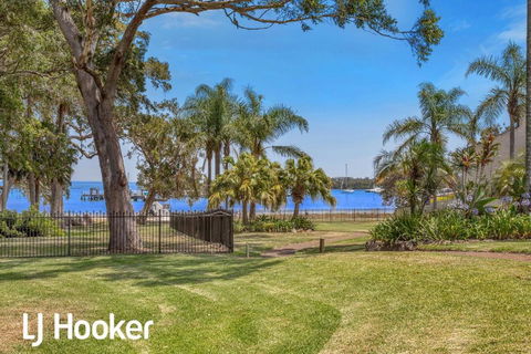 Amazing Waterfront Location - Hotel NSW 1