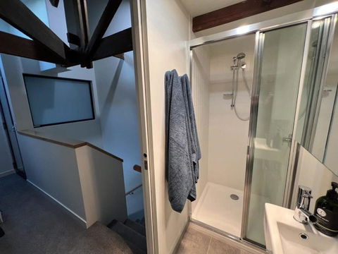 Apt With Aircon & Loft Bedroom Great Location - Hotel NSW 4