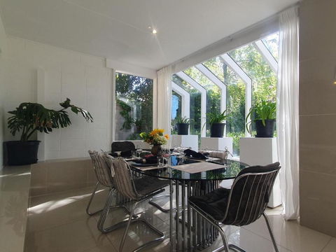Architectural Comfy 2B&2B Home With A Garden View Close To A Lake And Yarralumla Shopping Centre - Hotel NSW 1