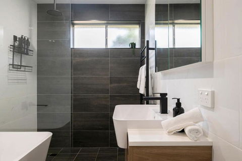 Artful Abode - Duntryleague, Vibrant Decor - Hotel NSW 2