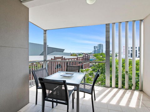 Artsy Destination Compact & Cosy 2 BR Apart At Valley - Hotel NSW 0