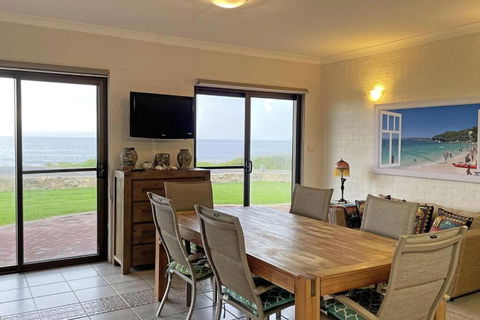 Augusta Beachfront - Watch The Whales Go By - Hotel NSW 3