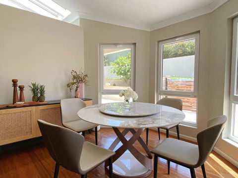 Aussie Escape Poolside Comfort And Relaxation - Hotel NSW 4