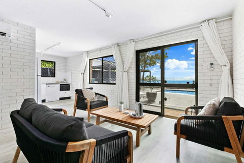 Autumn On The Esplanade - Hotel NSW 2