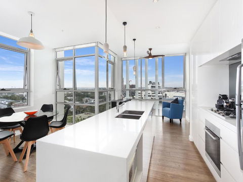 As The Sun Sets - Modern And Spacious 2BR Zetland Apartment Facing The Setting Sun - Hotel NSW 2