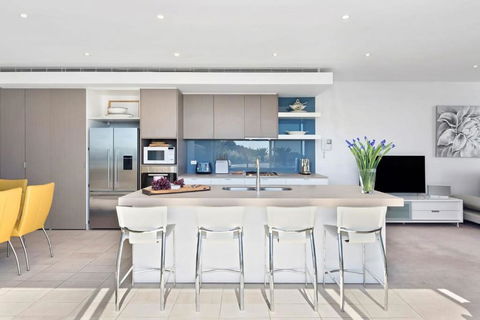 Azure Bliss Luxe With Water Views Walk To Beach - Hotel NSW 2