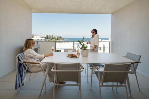 Azure Oceanside Apartment At Kings Beach - Hotel NSW 3