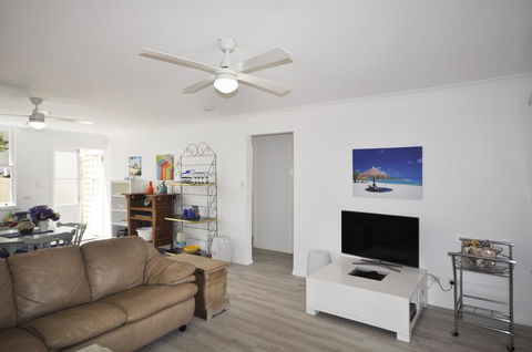 Retro Beach Flat - Hotel NSW 4