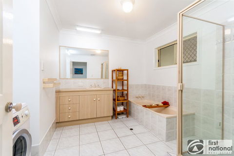 Immaculate Spacious Second Floor Unit Overlooking Pristine Parklands - Hotel NSW 1