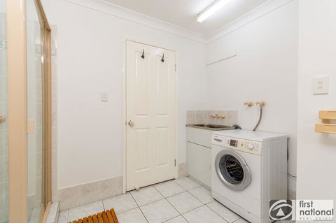 Immaculate Spacious Second Floor Unit Overlooking Pristine Parklands - Hotel NSW 5